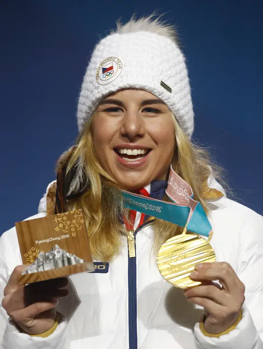 Altet Olimpiade Musim Dingin Ester Ledecka berpose memegang medali usai memenangkan lomba slalom di Olimpiade Musim Dingin 2018 di Pyeongchang, Korea Selatan (24/2). (AP Photo / Patrick Semansky)