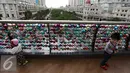 Anak-anak bermain di depan ribuan Bola bertuliskan harapan yang tergantung di pagar jembatan Eco Skywalk di Mall Central Park, Jakarta, Senin (19/12). Pengunjung dapat membeli Bola Pengharapan dengan harga Rp. 10.000. (Liputan6.com/Johan Tallo)
