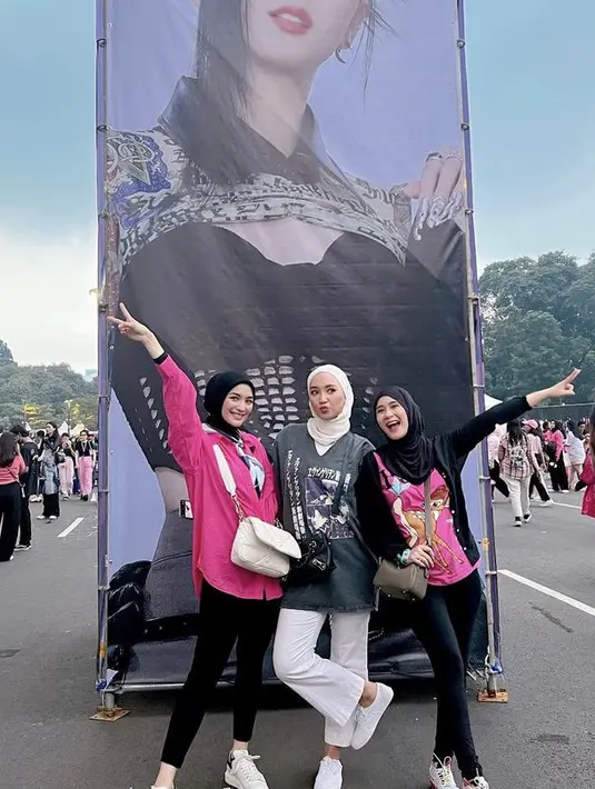 Ryana Dea tampil dengan tshirt pink dipadukan cardigan hitam serasi dengan kerudung dan celananya. (@ryana_dea)