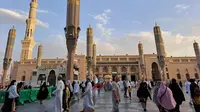 Jemaah sedang berada di Masjid Nabawi, Madinah, Arab Saudi. (Liputan6.com/Mevi Linawati)