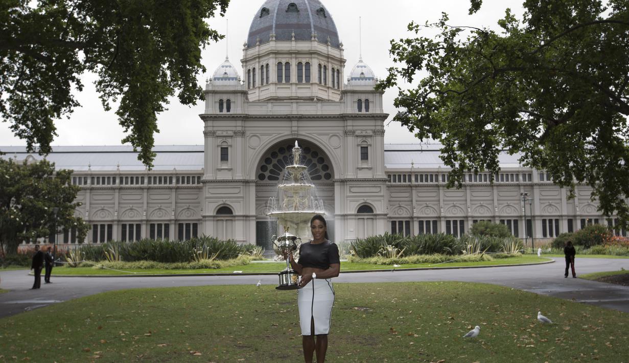 Serena Williams berpose dengan trofi juara Australia Terbuka 2015. (AP Photo/Bernat Armangue)