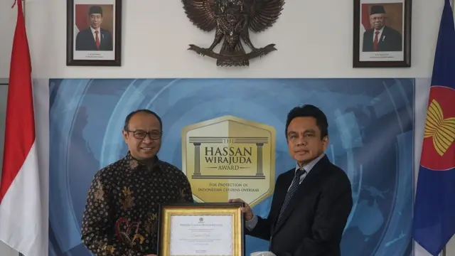 Atase Ketenagakerjaan (Atnaker) KBRI Amman, Yordania, Suseno Hadi, menerima Hassan Wirajuda Pelindungan Award (HWPA) 2020 dari Kementerian Luar Negeri RI.