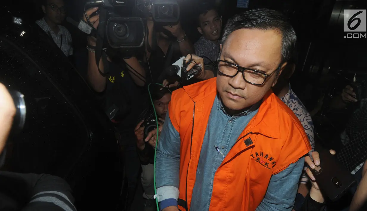 Bupati nonaktif Pakpak Bharat, Remigo Yolanda Berutu dikawal petugas usai menjalani pemeriksaan perdana oleh penyidik di gedung KPK, Jakarta, Selasa (27/11). Remigo diperiksa sebagai saksi untuk kasus suap proyek di dinas PUPR. (merdeka.com/Dwi Narwoko)