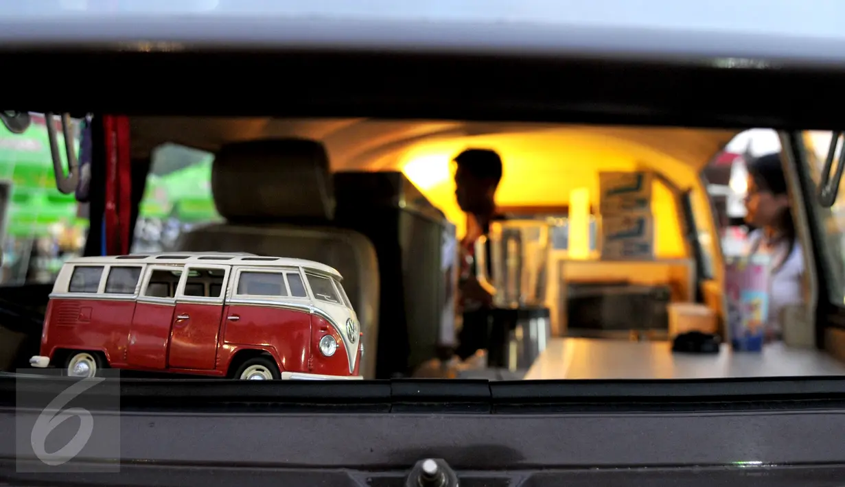 Miniatur Volkswagen Kombi dipajang sebagai hiasan mempercantik bagian dalam mobil antik d di area Food Truck Convoy dalam ajang Indonesia International Motor Show (IIMS) 2015 di JIExpo Kemayoran, Jakarta, Selasa (25/8/2015). (Liputan6.com/Andrian M Tunay)