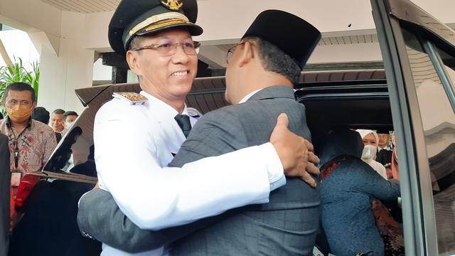 Tampak mantan Gubernur DKI Jakarta Anies Baswedan dan Heru Budi saling berpelukan, usai acara pelantikan dan serah terima jabatan.