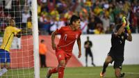  Striker Timnas Peru, Raul Ruidiaz melakukan selebrasi usai menjebol jala Brasil, pada laga pemungkas Grup B Copa America Centenario 2016, di Gillette Stadium, Foxborough, Massachusetts, Senin (13/6/2016) pagi WIB. Ia terlihat menggunakan tangan untuk men