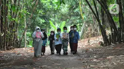 Para santri menuju bangunan non permanen di Pesantren Nurul Fattah, Kampung Cisauk, Kab. Tangerang, Banten, Senin (7/2/2022). Pesantren non permanen ini baru berdiri 6 bulan dan diprakarsai oleh Ustad Abi Taslim yang berprofesi sebagai sopir truk pasir. (merdeka.com/Arie Basuki)