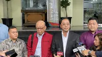 Penasihat hukum rektor nonaktif Universitas Pancasila ETH, Faizal Hafied saat mendampingi kliennya menjalani pemeriksaan sebagai saksi terlapor di Polda Metro Jaya, Kamis (29/2/2024). (Liputan6.com/Ady Anugrahadi).