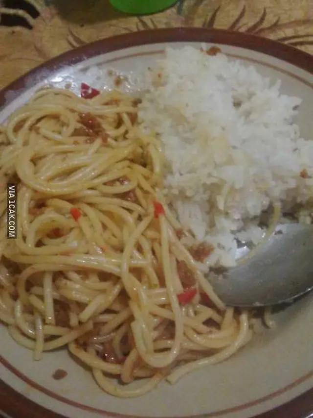 6 Potret Makan Spaghetti Pakai Nasi Ini Nyeleneh, Gambarkan Orang Indonesia
