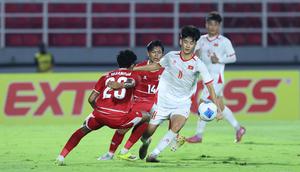 Pemain Vietnam U-17, Nguyen Van Duong (kedua kanan) menggiring bola melewati pemain Timnas Indonesia U-17 dalam laga Grup A Piala AFF U-17 2026 di Stadion Gelora Delta Sidoarjo, Sidoarjo, Jawa Timur, Minggu (19/04/2026). (Bola.com/M Iqbal Ichsan)