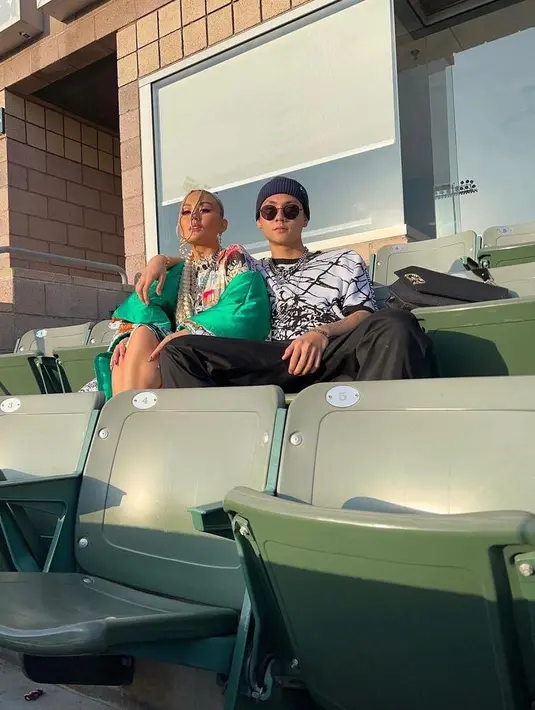 Seperti potret ini, Agnez dan Adam tampil kece dengan style hip-hop. Keduanya tampak serasi mengenakan busana penuh motif. @agnezmo.