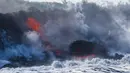 Lava pijar Gunung Kilauea saat mengalir ke laut di dua lokasi dekat Pahoa, Hawaii, Amerika Serikat, Minggu (20/5). (AP Photo/Jae C. Hong)