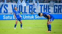 Gelandang Persib Bandung, Adam Alis (kiri), meluapkan kegembiraan setelah timnya ditahan 0-0 Persijap Jepara pada laga terakhir BRI Super League musim ini di Stadion Gelora Bandung Lautan Api (GBLA), Sabtu (23/05/2026) dini hari WIB. Hasil tersebut sudah cukup membawa Persib menutup musim di puncak klasemen, sekaligus merengkuh trofi juara liga. (Bola.com/Bagaskara Lazuardi)