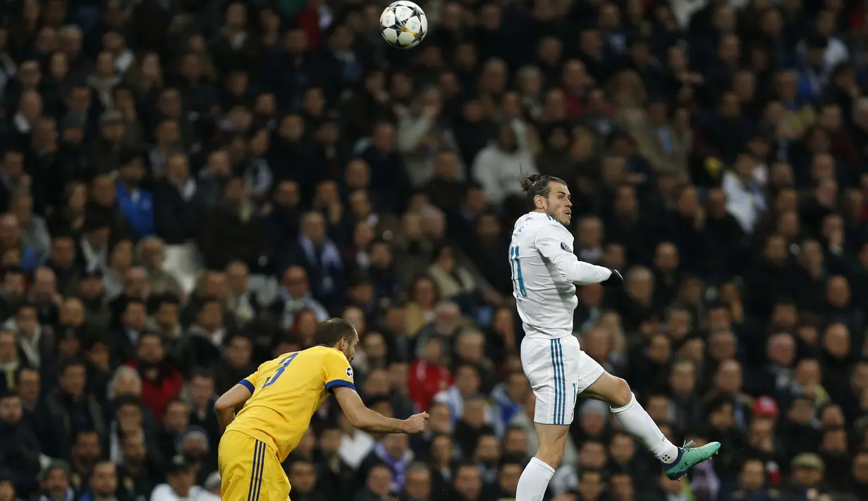 Pemain Real Madrid, Gareth Bale (kanan) menghalau bola dari kejaran pemain Juventus, Giorgio Chiellini pada leg kedua perempat final Liga Champions di Santiago Bernabeu stadium, Madrid, (11/4/2018). Real Madrid menang agregat 4-3.(AP/Francisco Seco)