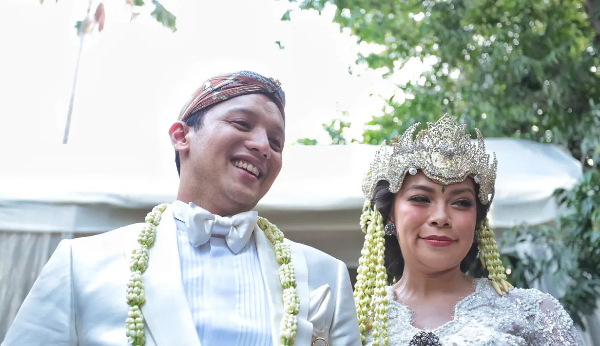 Ketua Umum Gerindra dan pengusaha jadi saksi nikah. "Ada empat (orang) itu, satu pak Prabowo, Hutomo Mandala Putra (Tommy Suharto), pak Erlangga, dan ada satu hakim, Lukman," ucap Ananda Mikol. (Adrian Putra/Bintang.com)