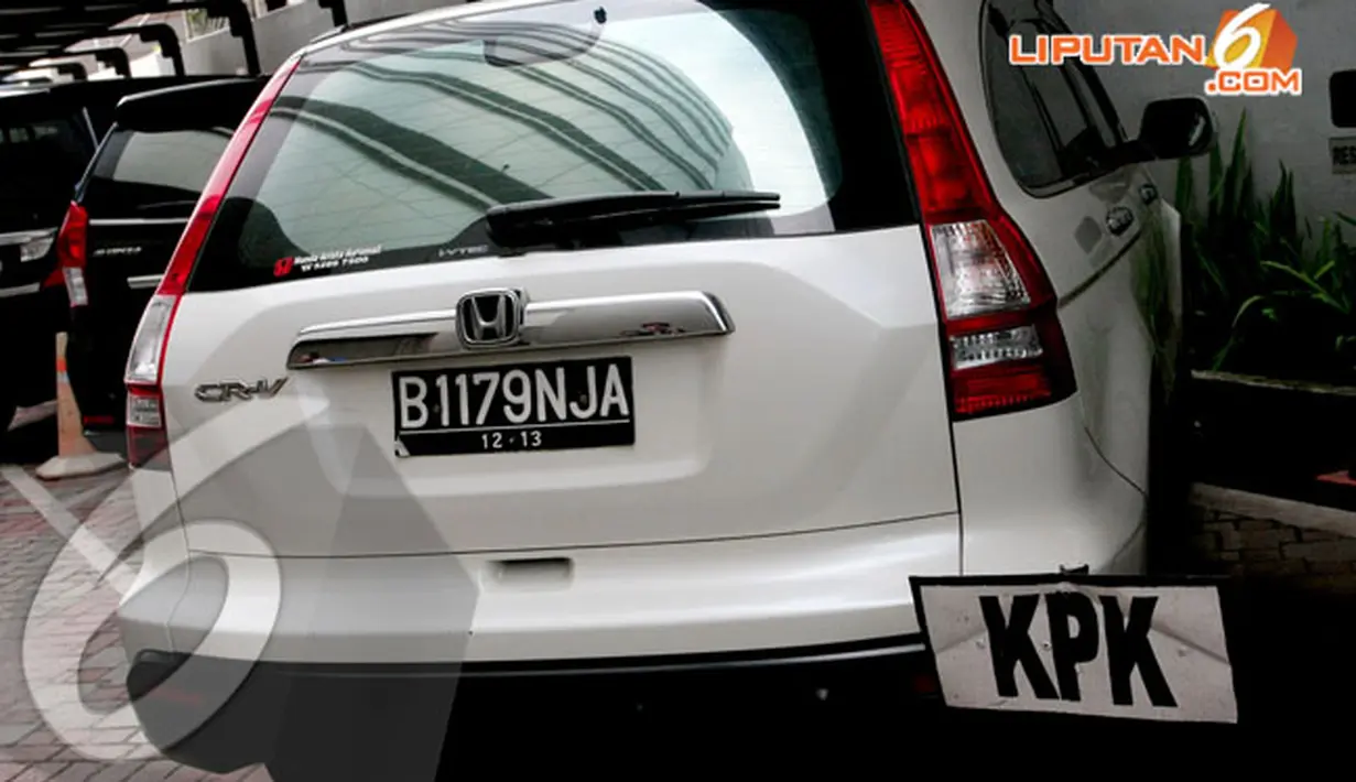 KPK menduga mobil tersebut berkaitan dengan Tindak Pidana Pencucian Uang (TPPU) suami Airin, Tubagus Chaeri Wardana alias Wawan, Selasa (15/4/2014) (Liputan6.com/Faisal R Syam)