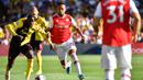 Gelandang Watford, Abdoulaye Doucoure, berebut bola dengan striker Arsenal, Pierre-Emerick Aubameyang, pada laga Premier League 2019/20 di Stadion Vicarage Road, Watford, Minggu (15/9). Kedua klub bermain imbang 2-2. (AFP/Ben Stansall)