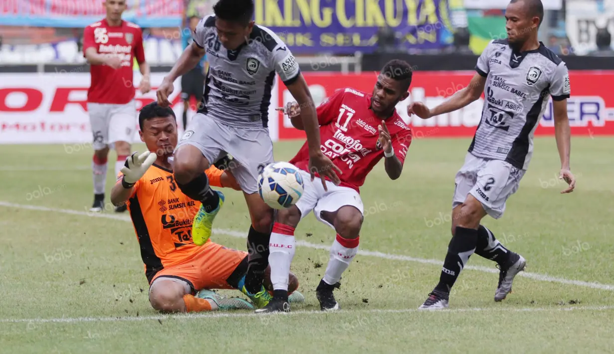 Pemain Bali United, Yabes Roni (kedua dari kanan), mencoba melewati para pemain Sriwijaya FC pada perebutan tempat ketiga Torabika Bhayangkara Cup 2016 di Stadion Utama Gelora Bung Karno, Jakarta, Minggu (3/4/2016). (Bola.com/Nicklas Hanoatubun)