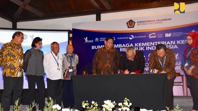 Menkeu Sri Mulyani, Menteri PUPR Basuki Hadimuljono, dan Menteri Kominfo Rudiantara menyaksikan penandatanganan perjanjian dukungan pembiayaan dan penjaminan sejumlah proyek infrastruktur dengan skema KPBU. (Dok Kementerian PUPR)