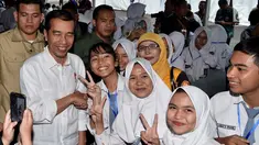 Presiden Joko Widodo berfoto bersama sejumlah siswa saat acara penyerahan KIP dan PKH di Kota Banjarbaru, Kalimantan Selatan (26/3). (Liputan6.com/Pool/Biro Setpres)