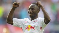 Gelandang RB Leipzig, Naby Keita, merayakan gol ke gawang Darmstadt pada laga Bundesliga di Stadion Leipzig, Sabtu (1/4/2017). (AFP/Robert Michael)