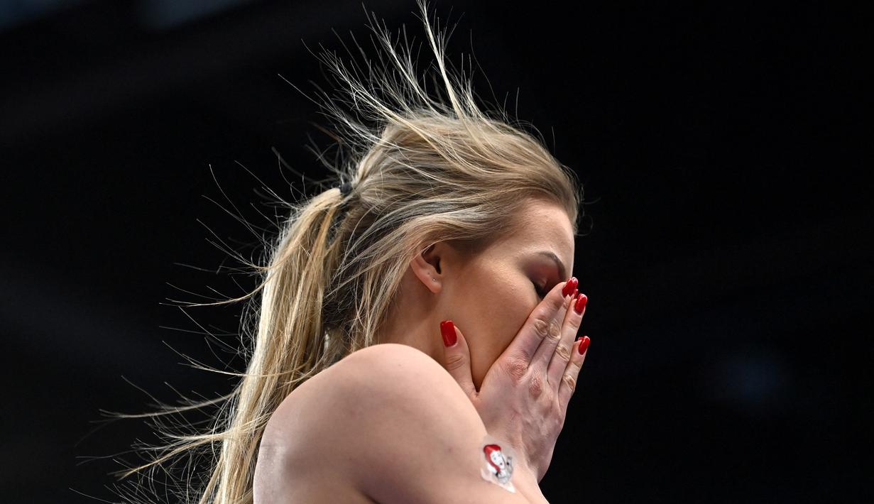Ekspresi Adrianna Sulek dari Polandia saat berkompetisi dalam lompat tinggi pentathlon putri dalam Kejuaraan Atletik Indoor Eropa 2021 di Torun. (Foto: AFP/Andrej Isakovic)