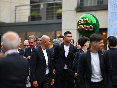 Cristiano Ronaldo dan sejumlah pemain Timnas Portugal tiba di hotel tempat menginap jelang Euro 2024 di Harsewinkel, Jerman, Rabu (13/06/2024) waktu setempat. (AFP/Patricia De Melo Moreira)