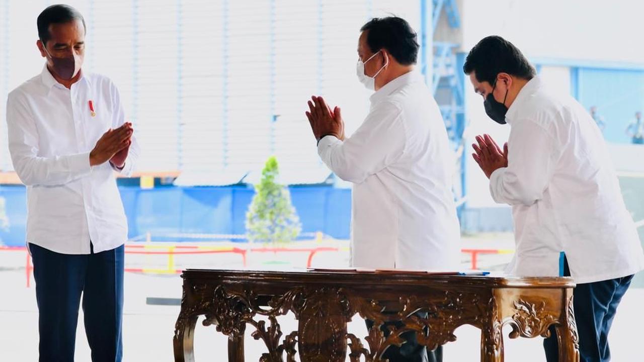 Presiden Jokowi  menyaksikan penandatanganan kerja sama antara Menteri BUMN Erick Thohir dengan Menteri Pertahanan Prabowo Subianto