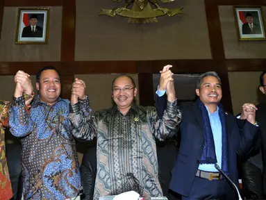 Wakil Ketua Komisi VI sekaligus Ketua Panja Azam Azman Natawijaya (tengah) jelang konferensi pers terkait  kinerja BUMN, Jakarta, Rabu (30/9/2015). Komisi VI akan membahas Panja (Panitia Kerja) terkait isu Pelindo II. (Liputan6.com/Johan Tallo)