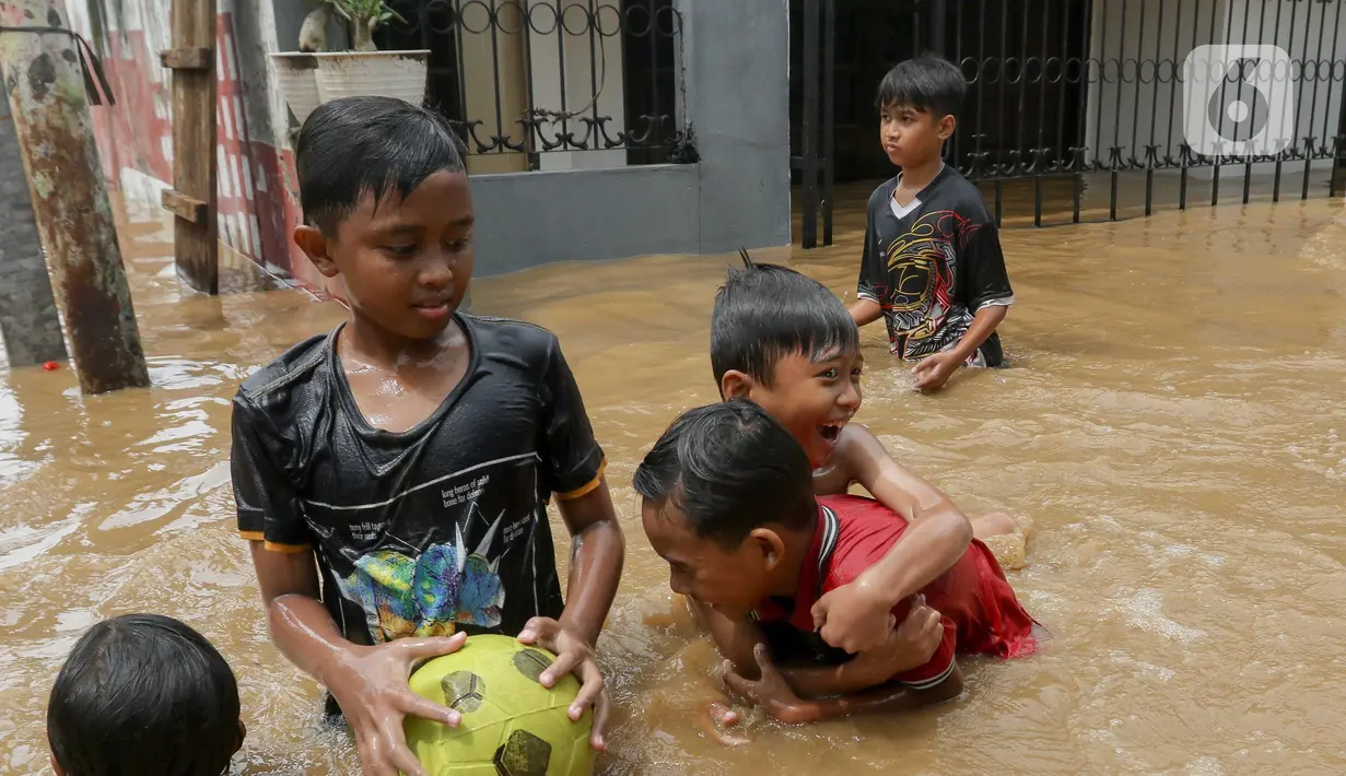 Kepala Pusat Data dan Informasi BPBD Jakarta Mohamad Yohan menambahkan bahwa hingga saat ini baru tercatat 57 warga yang mengungsi akibat banjir tersebut. (Liputan6.com/Herman Zakharia)