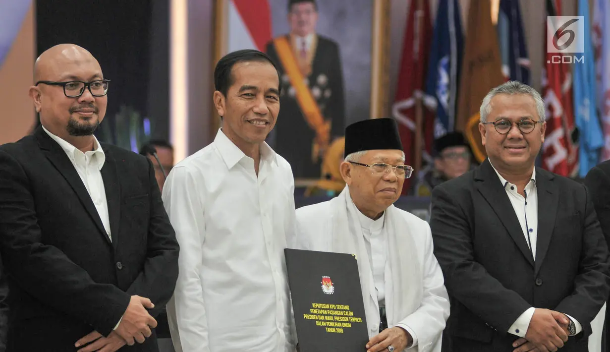 Pasangan Presiden dan Wapres terpilih, Joko Widodo atau Jokowi dan Ma'ruf Amin didampingi Ketua KPU Arief Budiman menerima keputusan KPU pada Rapat Pleno Terbuka Penetapan Presiden dan Wakil Presiden Terpilih Pemilu 2019 di Gedung KPU, Jakarta, Minggu (30/6/2019). (merdeka.com/Iqbal S Nugroho)