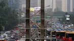 Kendaraan terjebak macet jelang jam berbuka puasa di Bundaran Hotel Indonesia, Jakarta, Senin (6/6). Menjelang waktu berbuka puasa hari pertama ini berbagai ruas jalan di Jakarta di penuhi kendaraan dan Kemacetan parah. (Liputan6.com/Johan Tallo)
