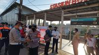 Warga yang menggunakan KRL diminta untuk menunjukan STRP di Stasiun Bojonggede. (Istimewa)