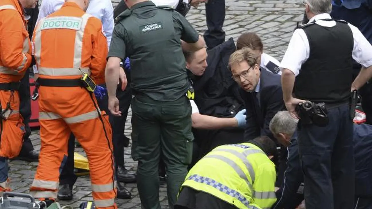 Aksi politisi Tobias Ellwood berusaha menyelamatkan polisi yang jadi korban teror Inggris