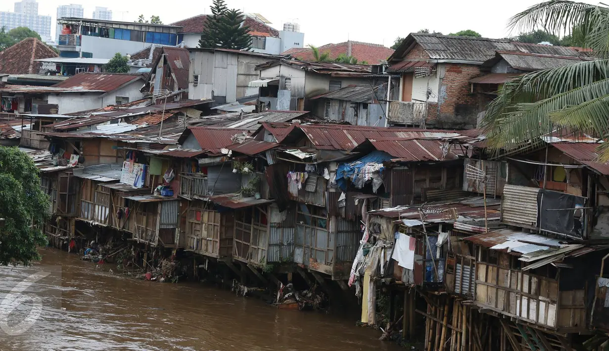 Deretan rumah semi permanen di bantaran Sungai Ciliwung, Manggarai, Jakarta (31/10). Kepala Bappenas Bambang Brodjonegoro mengatakan saat ini terdapat 13,5 juta penduduk Indonesia yang hidup miskin di lingkungan kumuh. (Liputan6.com/Immanuel Antonius)