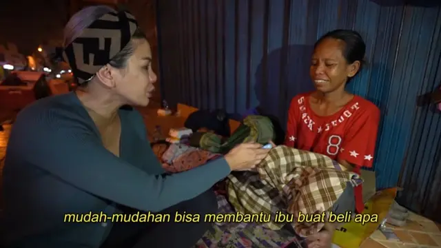 7 Momen Nikita Mirzani Bagikan Makanan di Pinggir Jalan, Penuh Haru