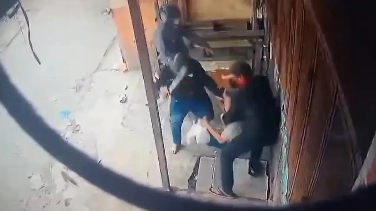 pemilik warung duel lawan perampok