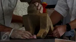 Sebuah benda kuno ditampilkan dalam upacara di Catacamas, Honduras, (12/1). Benda ini diduga dibuat pada peradaban pra-Columbus. (REUTERS / Jorge Cabrera)