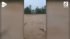 Jembatan Cipatujah di Tasikmalaya roboh setelah diterjang banjir dengan arus yang kencang.