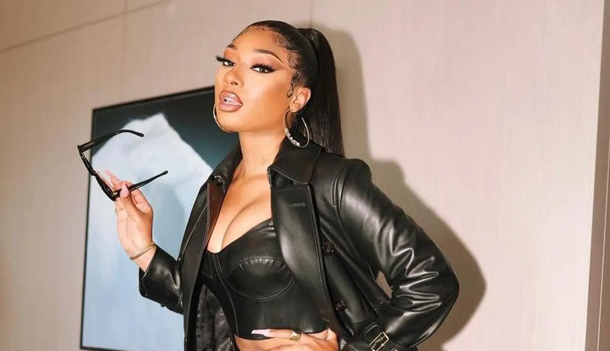 Megan Thee Stallion mencuri perhatian lewat tampilan super edgy-nya saat hadiri NYFW untuk Coach. Pelantun lagu hits “Savage” ini menganakan full leather outfit dari coat, bustier, hingga mini skirt. (Instagram/thestallion).