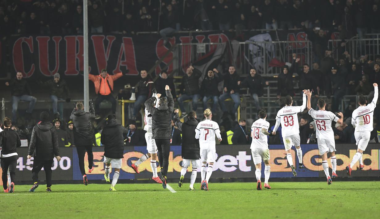 Para pemain AC Milan menyapa suporter usai mengalahkan Atalanta pada laga Serie A di Stadion Atleti Azzurri d'Italia di Bergamo, Sabtu (16/2). Atalanta kalah 1-3 dari Milan. (AFP/Miguel Medina)