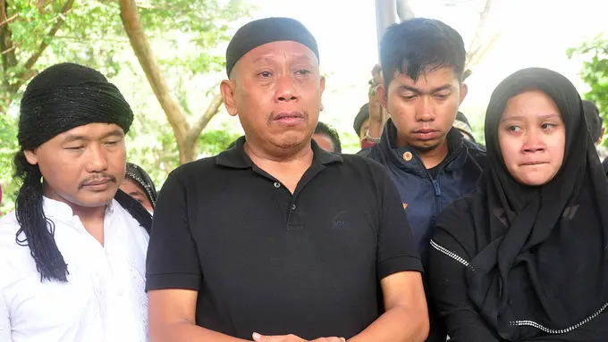 [Bintang] Pemakaman Istri Tukul Arwana