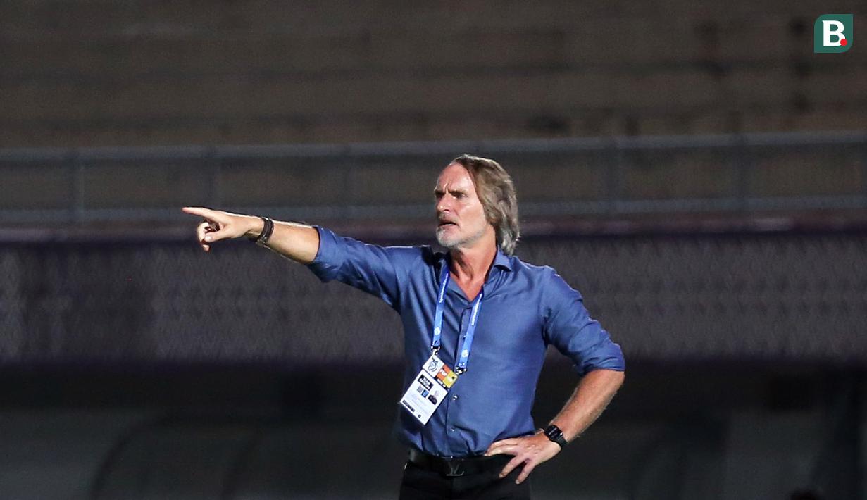 Pelatih Dewa United, Jan Olde Riekerink memberikan instruksi kepada timnya saat laga lanjutan BRI Liga 1 2022/2023 antara Dewa United melawan Persis Solo di Stadion Indomilk Arena, Tangerang, Sabtu (14/01/2023). (Bola.com/Bagaskara Lazuardi)