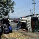 Hendak Padamkan Kebakaran, Mobil Damkar Terguling dan Petugas Terlempar