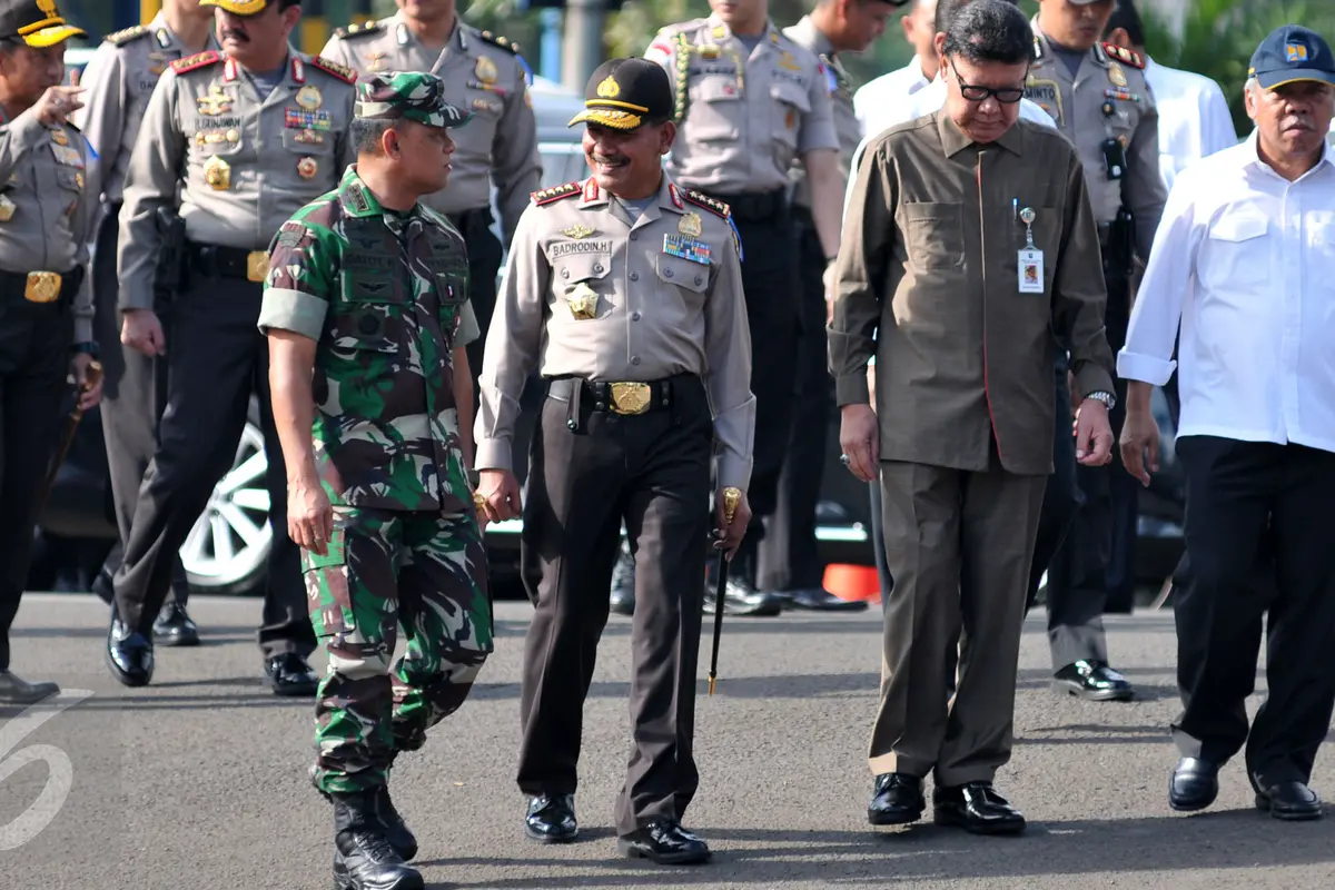 20151223-Siapkan Pengamanan Natal & Tahun Baru, Kapolri Pimpin Apel Operasi Lilin-Jakarta