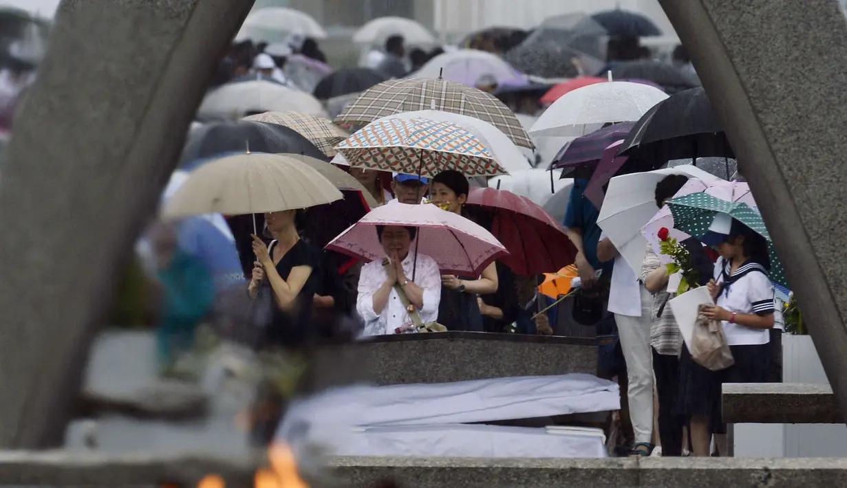 Puluhan ribu warga Jepang memperingati 69 tahun tragedi bom Hiroshima di Peace Memorial Park, Rabu (6/8/14). (REUTERS/Kyodo)