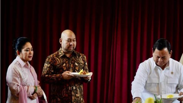 Titiek Soeharto saat Tumpengan Ulang Tahun Mantan Suaminya Prabowo Subianto ke-73. [@titieksoeharto]