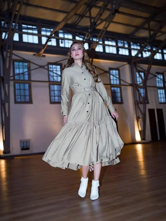 Cocktail dress seperti yang dikenakan Luna Maya sempurna untuk menghadiri acara semi formal. [Foto: Instagram/lunamaya[.