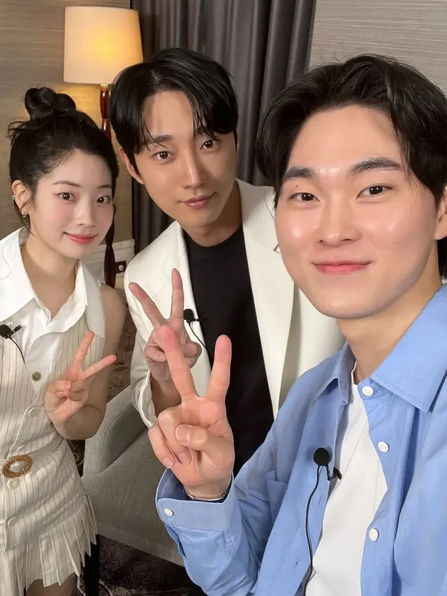 6 Potret Jinyoung dan Dahyun Bareng Seleb Indonesia, Promosi Film di Jakarta