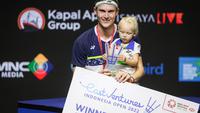 Pebulutangkis Denmark, Viktor Axelsen usai memenangi nomot tunggal putra Indonesia Open 2022. (Bola.com/Bagaskara Lazuardi)